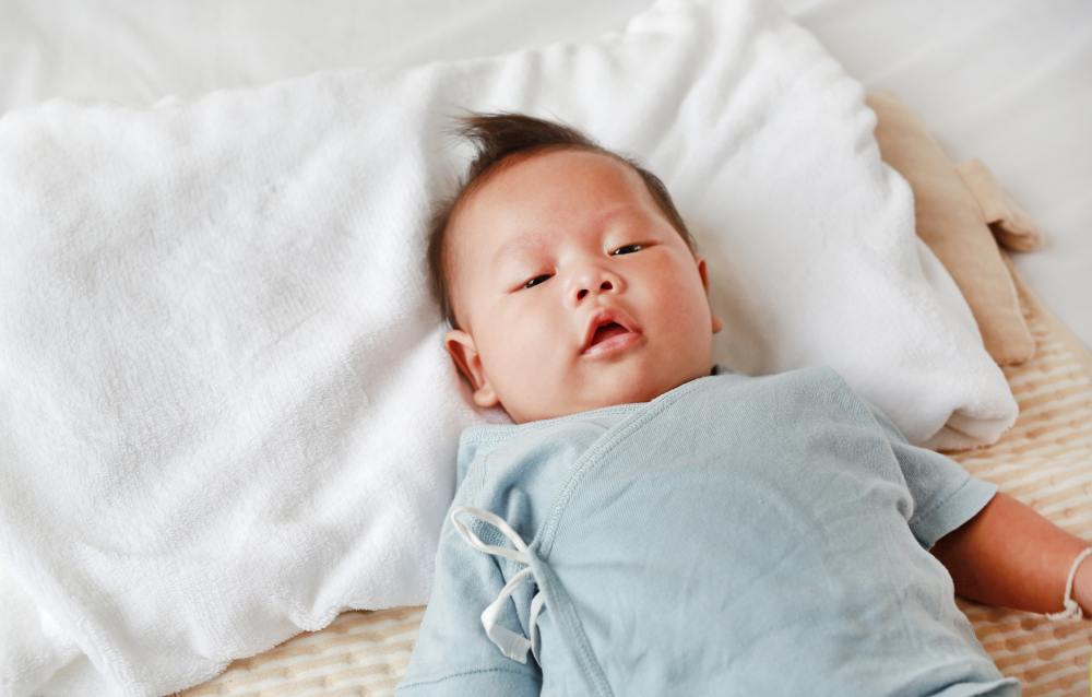 初生嬰兒普遍穿着的「和尚袍」,有纏頸風險