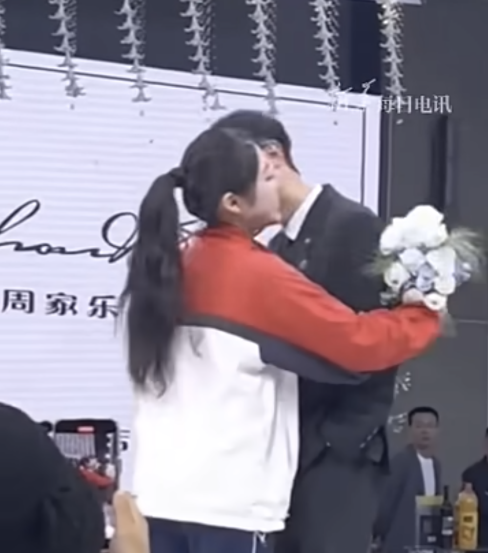 女子立即上前輕擁新郎