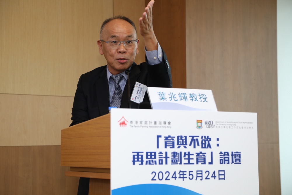 港大社會工作及社會行政學系人口健康講座教授葉兆輝教授指出，本港青年的人口比例及其婚育意願對香港整體出生率有重要的影響