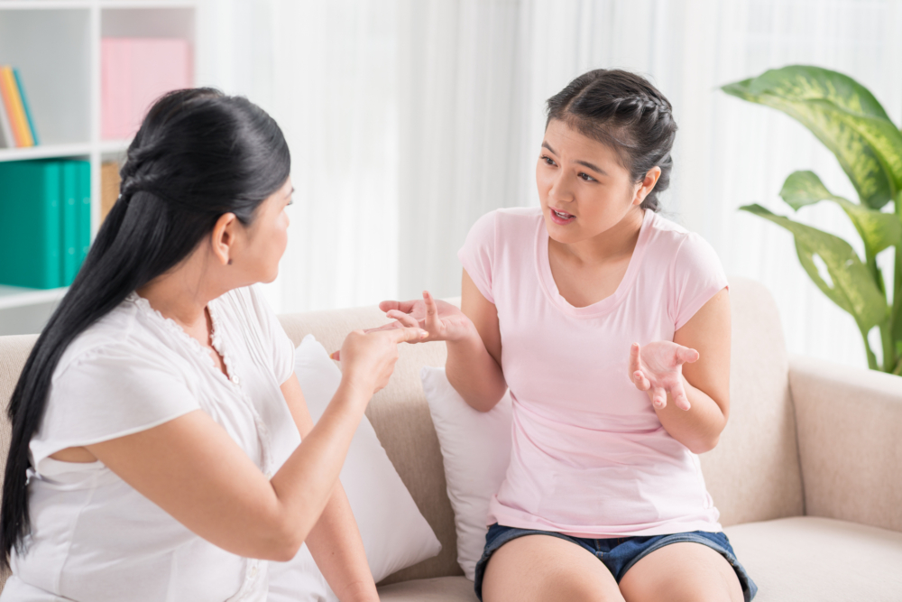 父母應該繼續關注孩子的情況,適時指引孩子正確的人生方向