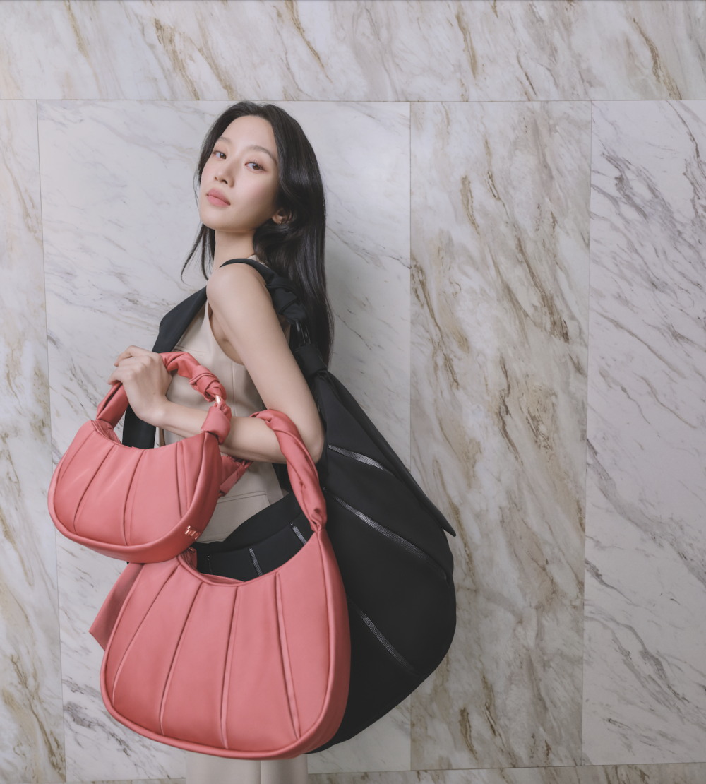 母親節禮物2024｜TUMI Asra 系列手袋有三種不同尺寸和四款引人注目的顏色選擇。