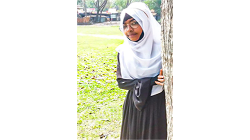 莎瑪亞一直以為月經是某種怪病，因為家中沒人教導她正確的月經知識，面對初經，她顯然不知所措。