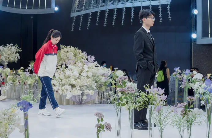 新郎站在台上等候新娘，一名穿校服女子從他背後出現