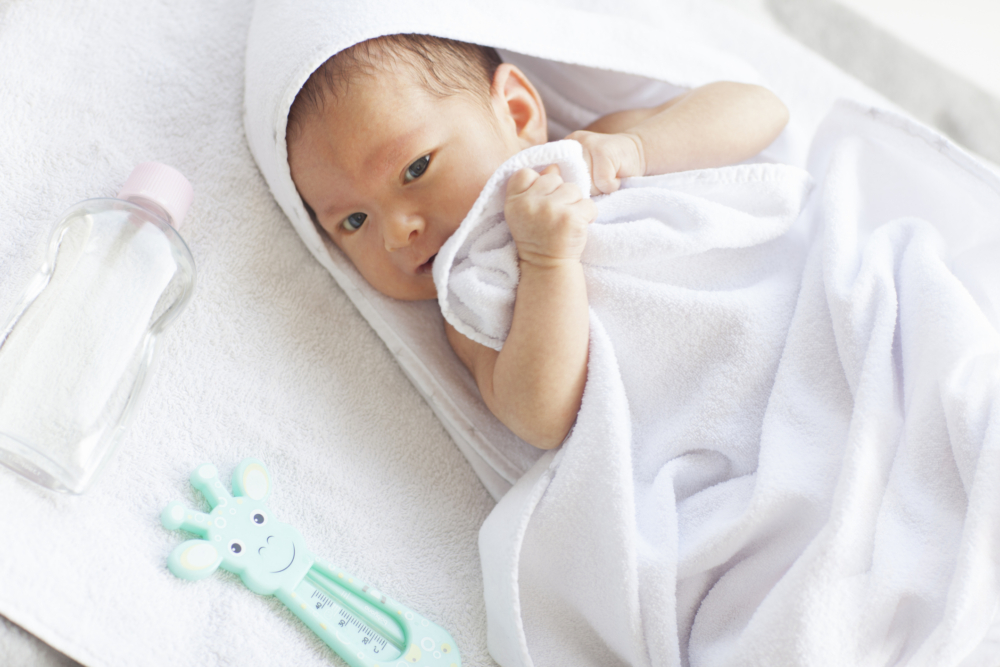 對未懂反身的初生嬰兒來說，一條毛巾足以構成生命威脅