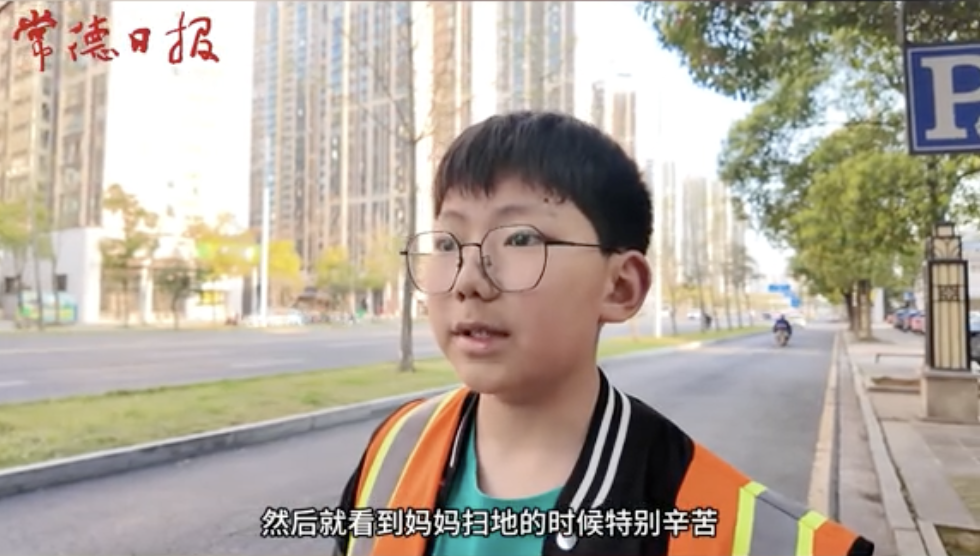 孝順仔｜小周上學時都會經過媽媽工作的地點，看見媽媽汗流浹背的樣子，體會媽媽的不容易。