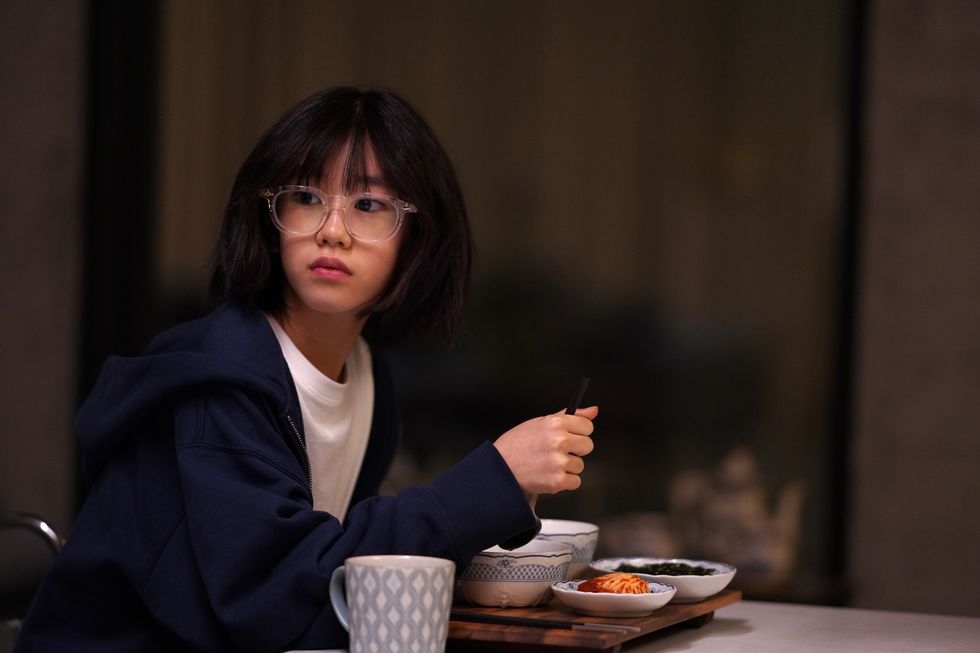 女兒因為戴著耳機而聽不見爸媽說話，讓爸媽忍無可忍。