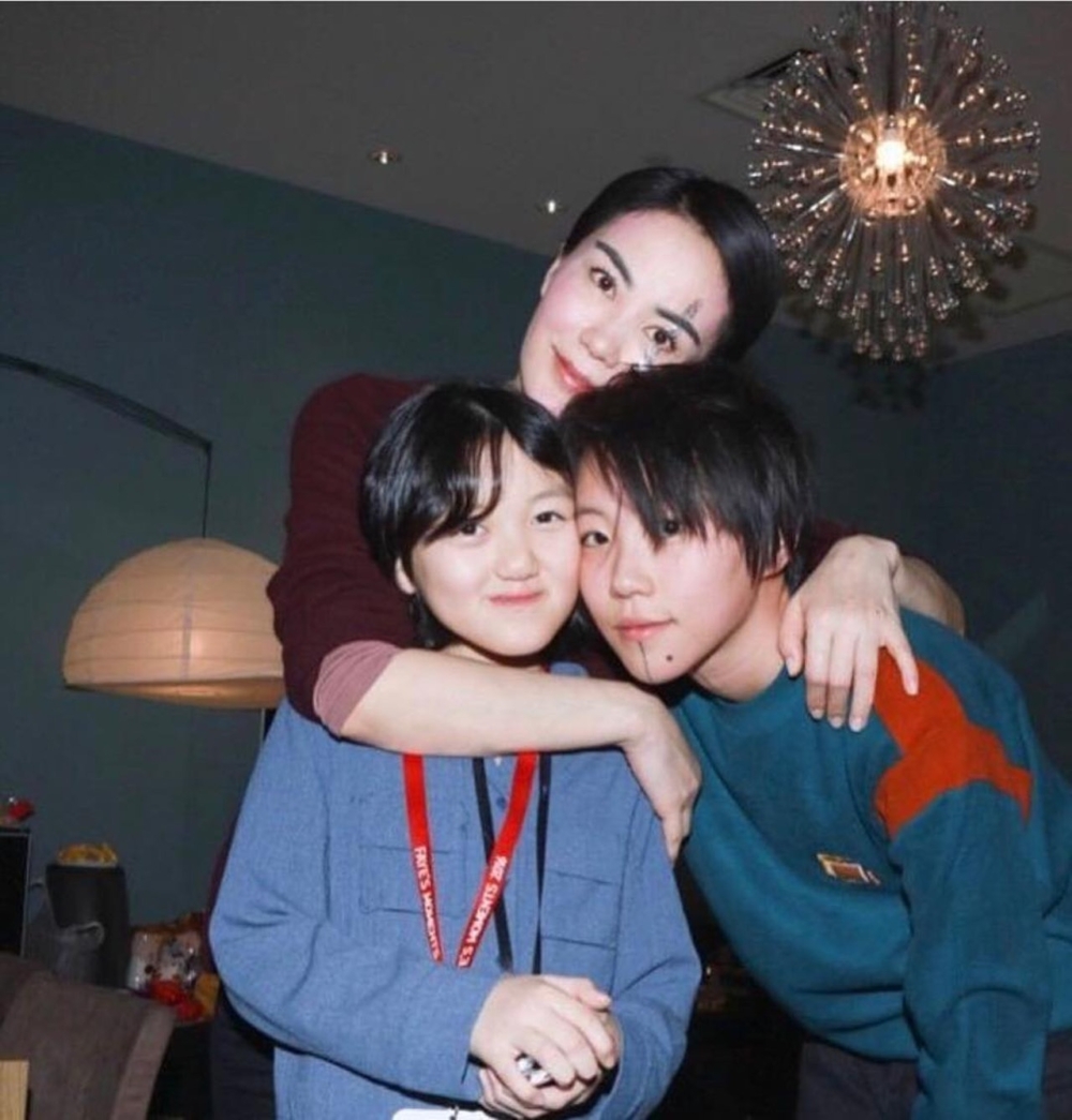 李嫣和同母異父姐姐竇靖童感情很好。