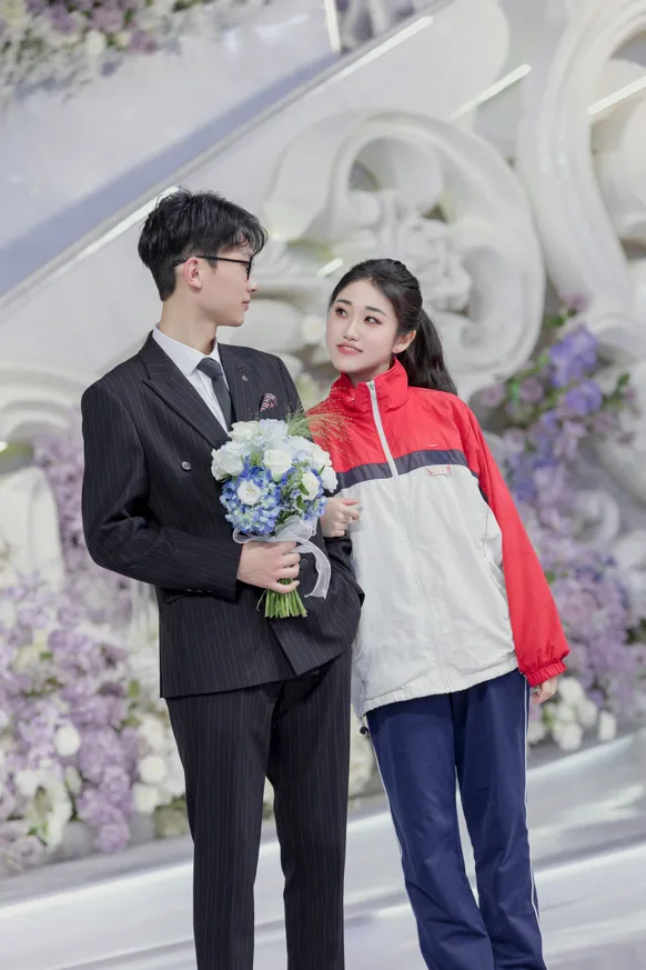 新郎終於「娶到高中時就想娶的女孩」，網民也很感動