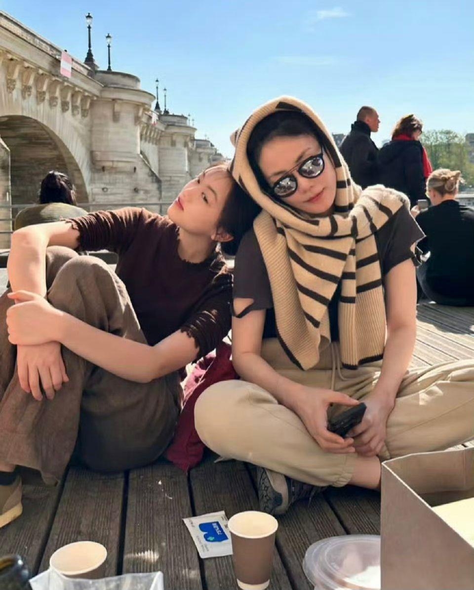 即使已經和李亞鵬離婚,王菲依舊很疼愛女兒李嫣,經常出國探望女兒。