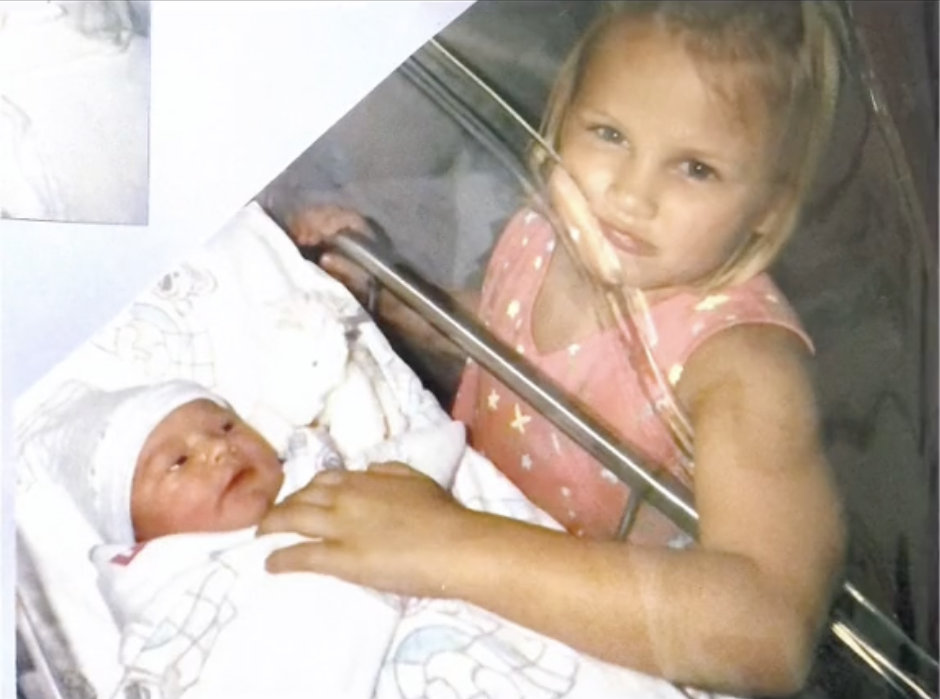 小時候的Hunter和同父異母的新生兒妹妹初次見面。