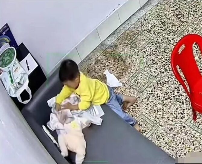 2.5歲哥哥用毛巾蓋着妹妹的臉部