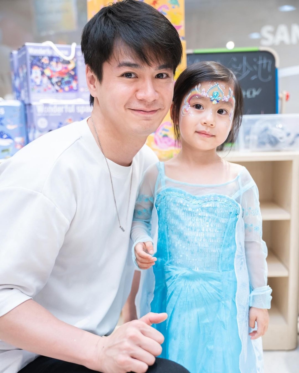 楊茜堯和羅子溢長女小珍珠,Elsa扮相非常可愛。