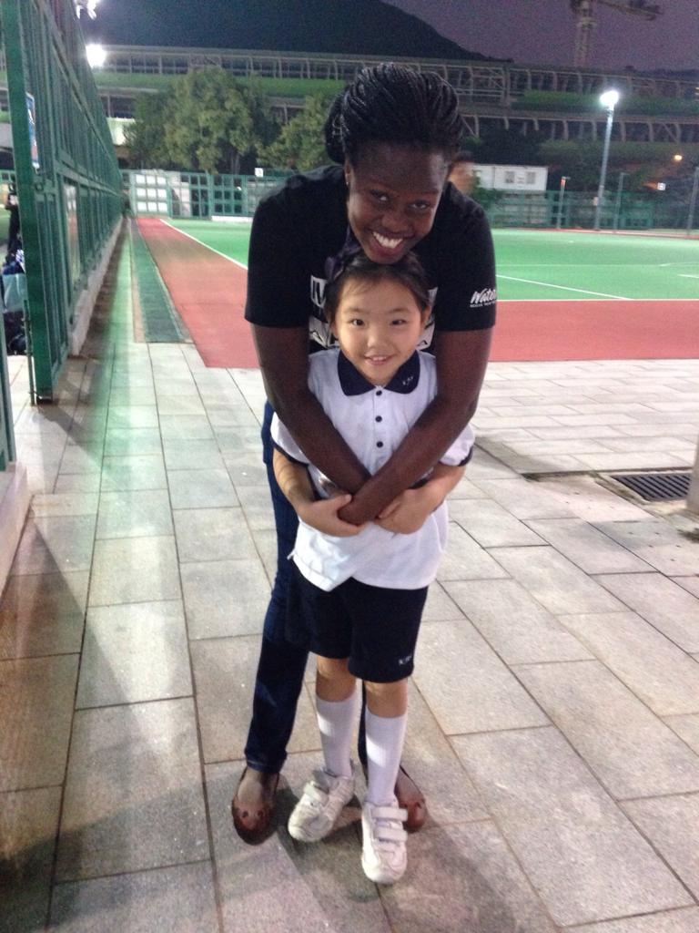 女兒願意主動認識不同國家和文化背景的人