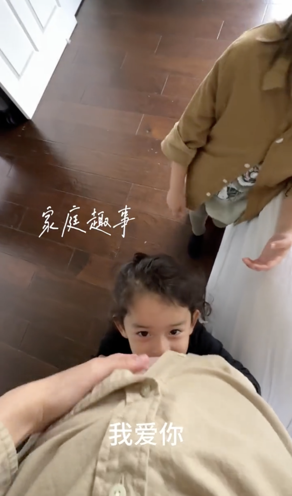 輪到妹妹Hatti撫摸葉海洋的孕肚,還跟弟弟說「我愛你」。