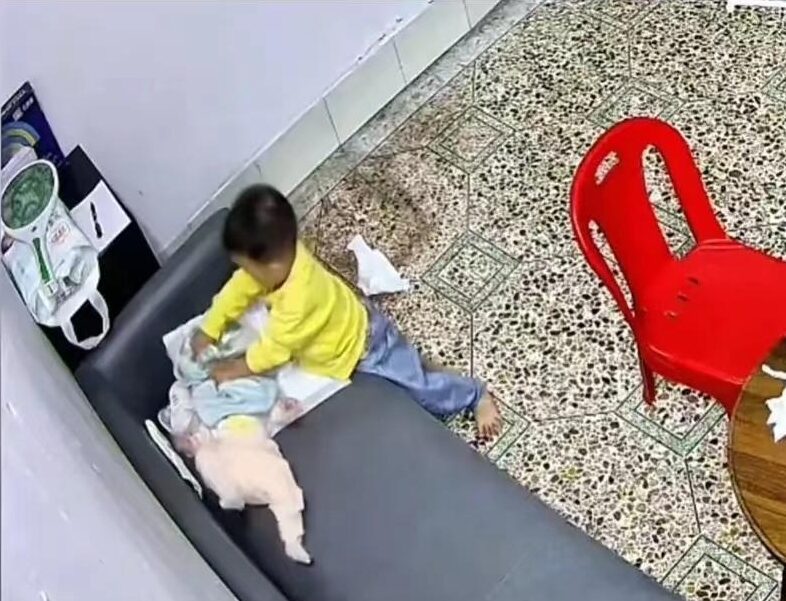 第三次時哥哥雙手用力按着妹妹