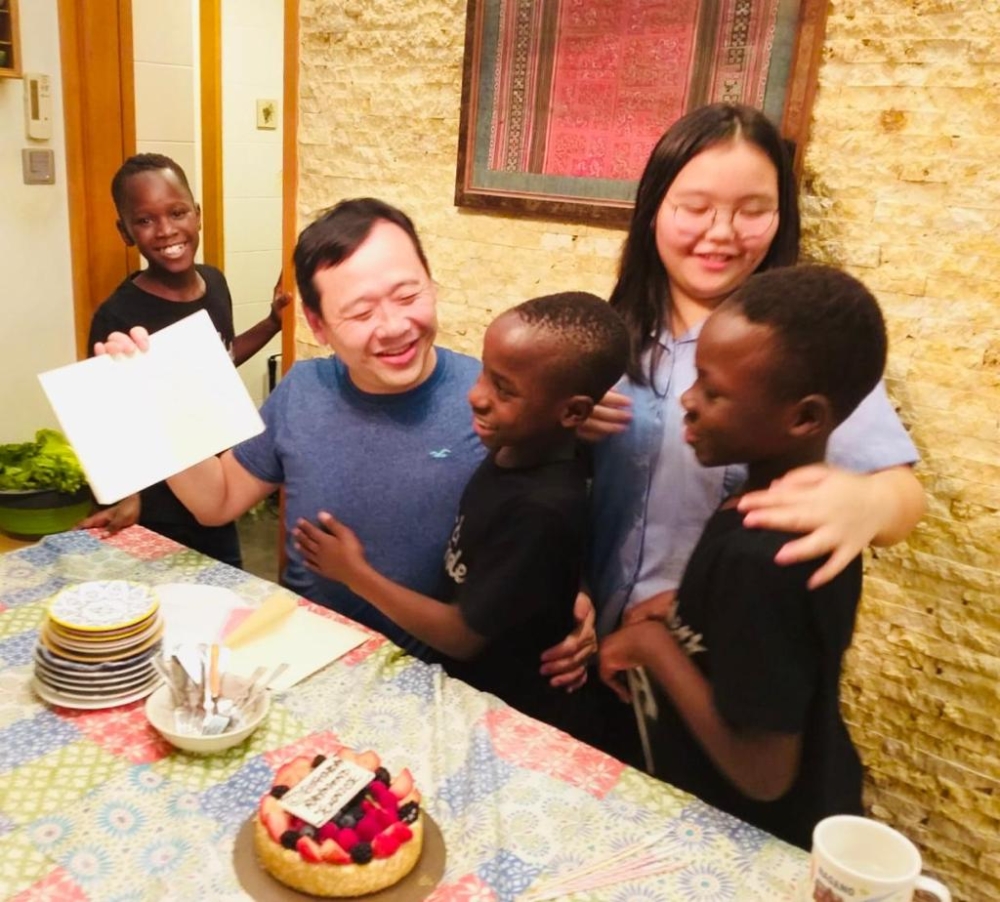 Grace的丈夫和女兒支持媽媽的決定，讓非洲孩子們在香港演出期間感受到關愛和支持