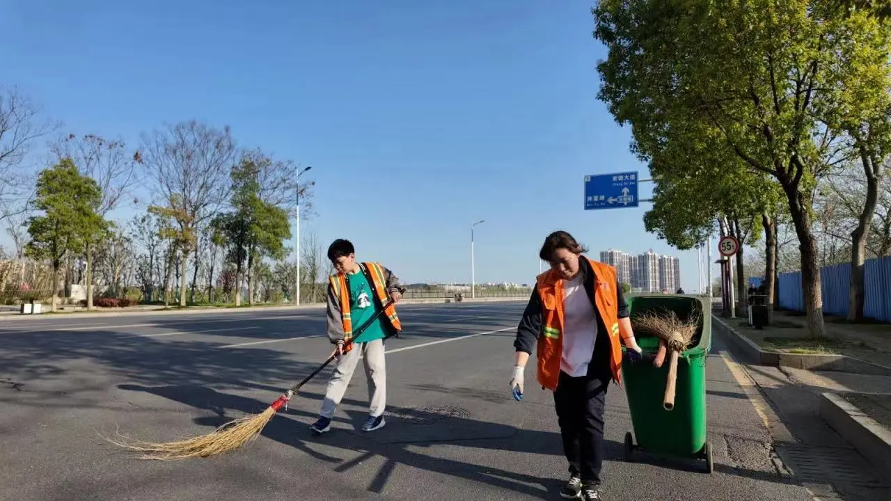 孝順仔｜湖南省常德市一對母子清潔工成為網民關注的對象。