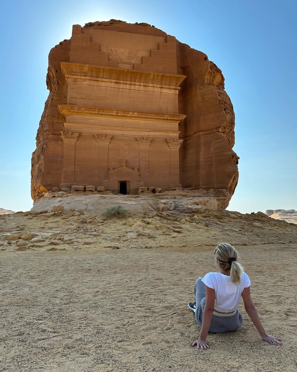 圖為Al Ula黑格拉沙漠巨岩古墓區利哈亞尼古墓(Qasr Al Farid)。