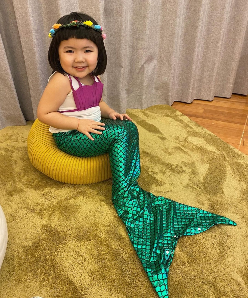 李璨琛愛女李元元曾在萬聖節Cosplay可愛美人魚。
