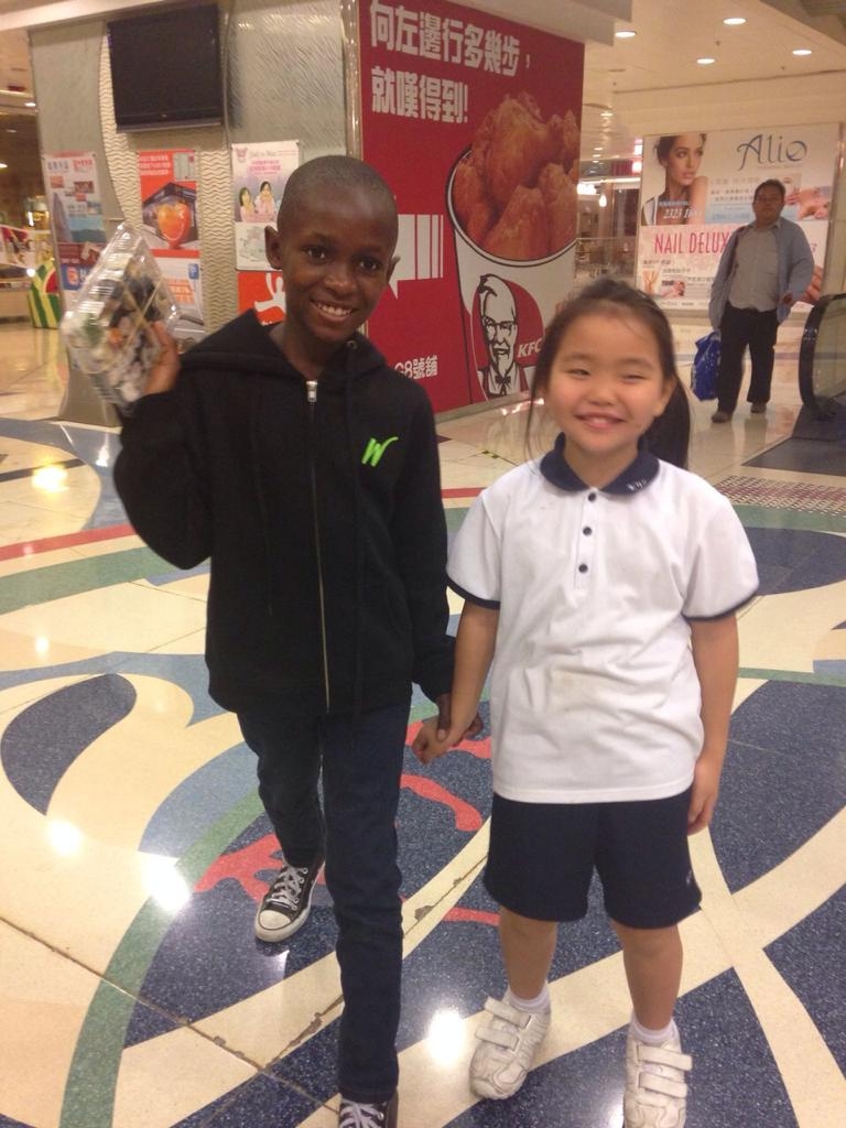 小團員暫住期間，Grace的兩名女兒便在父母房間「露營」