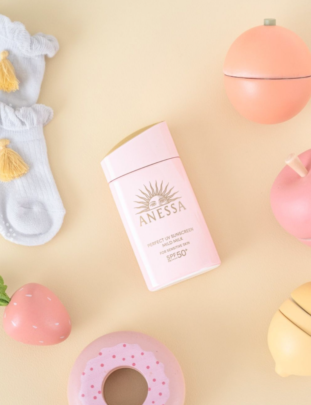 ANESSA極防水輕爽低敏UV乳液SPF50+ PA++++，No.1 低敏防曬^，輕爽、零負擔，通過皮膚科醫生測試，敏感肌膚或 6 個月以上嬰幼兒適用，媽媽跟BB外出遊玩，1支搞掂！ 圖片來源：anessa_official_shiseido@Instagram