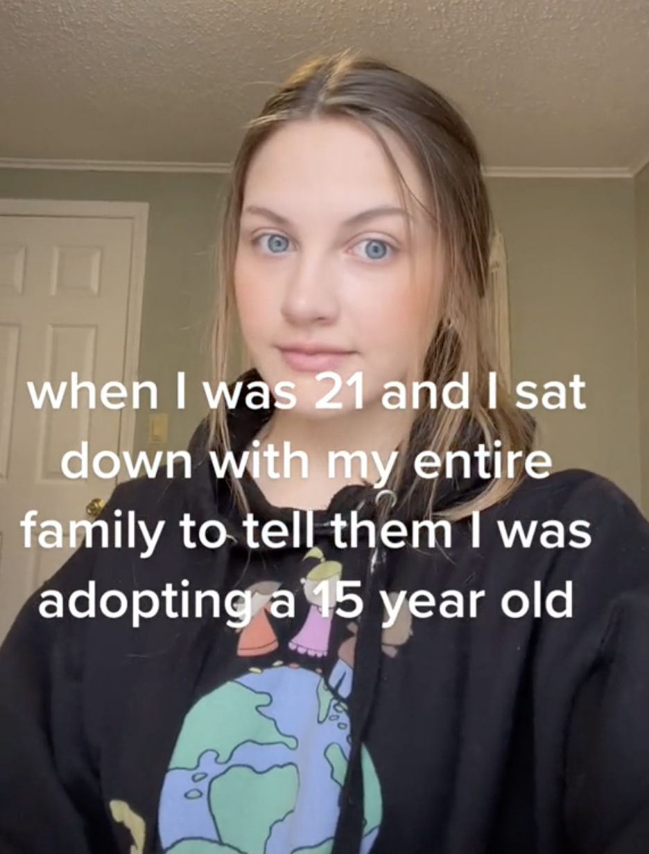 美國肯塔基州女子領養比自己小6歲的妹妹。