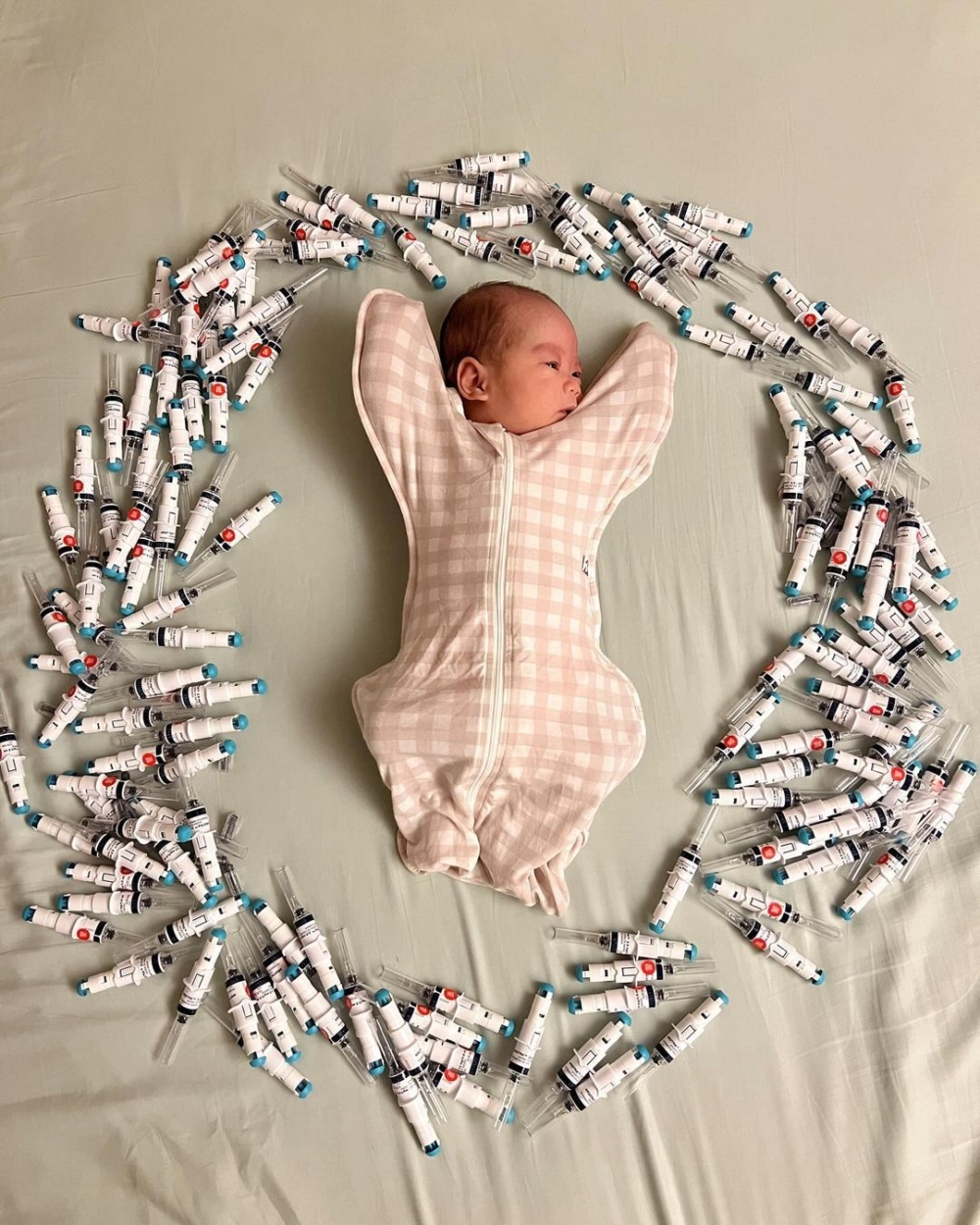 Tiffany曬出安胎針劑和BB的合影。