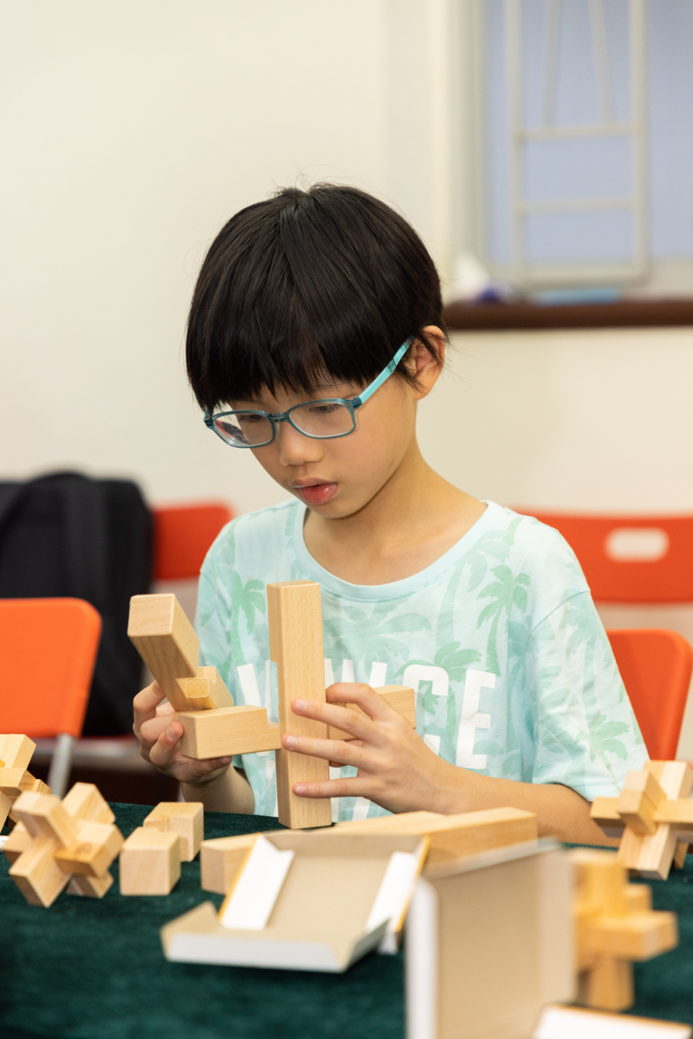 小朋友可一嘗魯班鎖的玩法及應用。