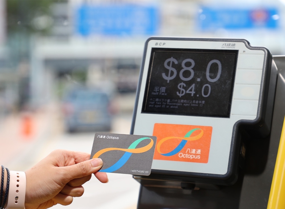 十二歲以下兒童，九巴及龍運收費標準皆為成人單程車費的一半。每位成人乘客可免費帶同最多兩名四歲以下而且不佔座位的兒童乘車。 