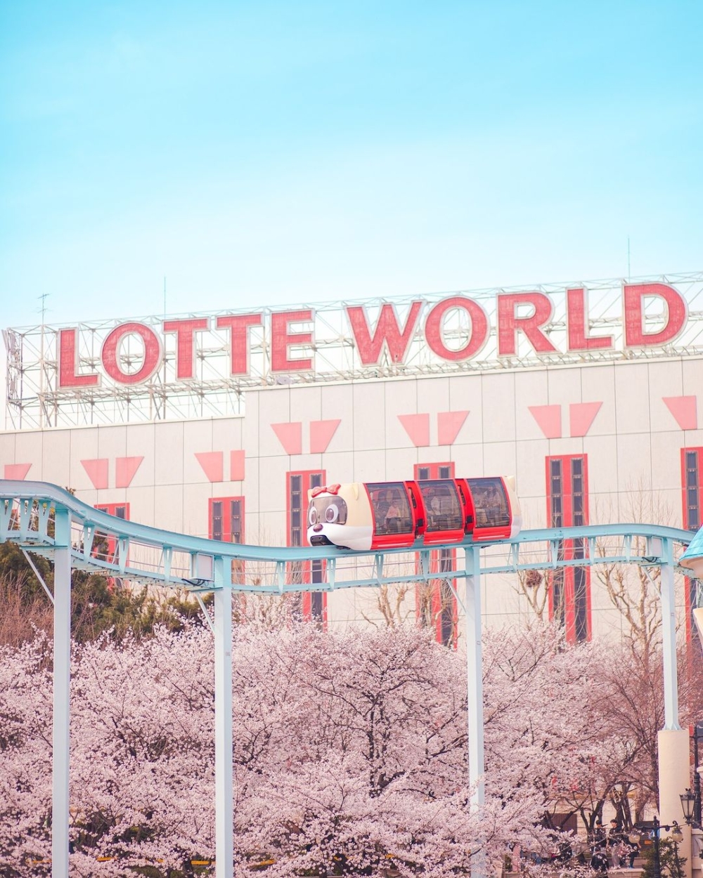 韓國首爾樂天世界是全球第三大室內遊樂園。