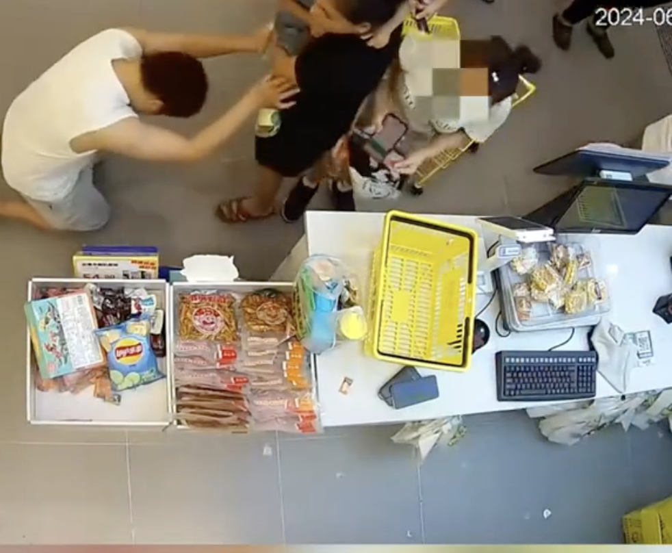 老闆受不了顧客的無理取鬧，下跪道歉。