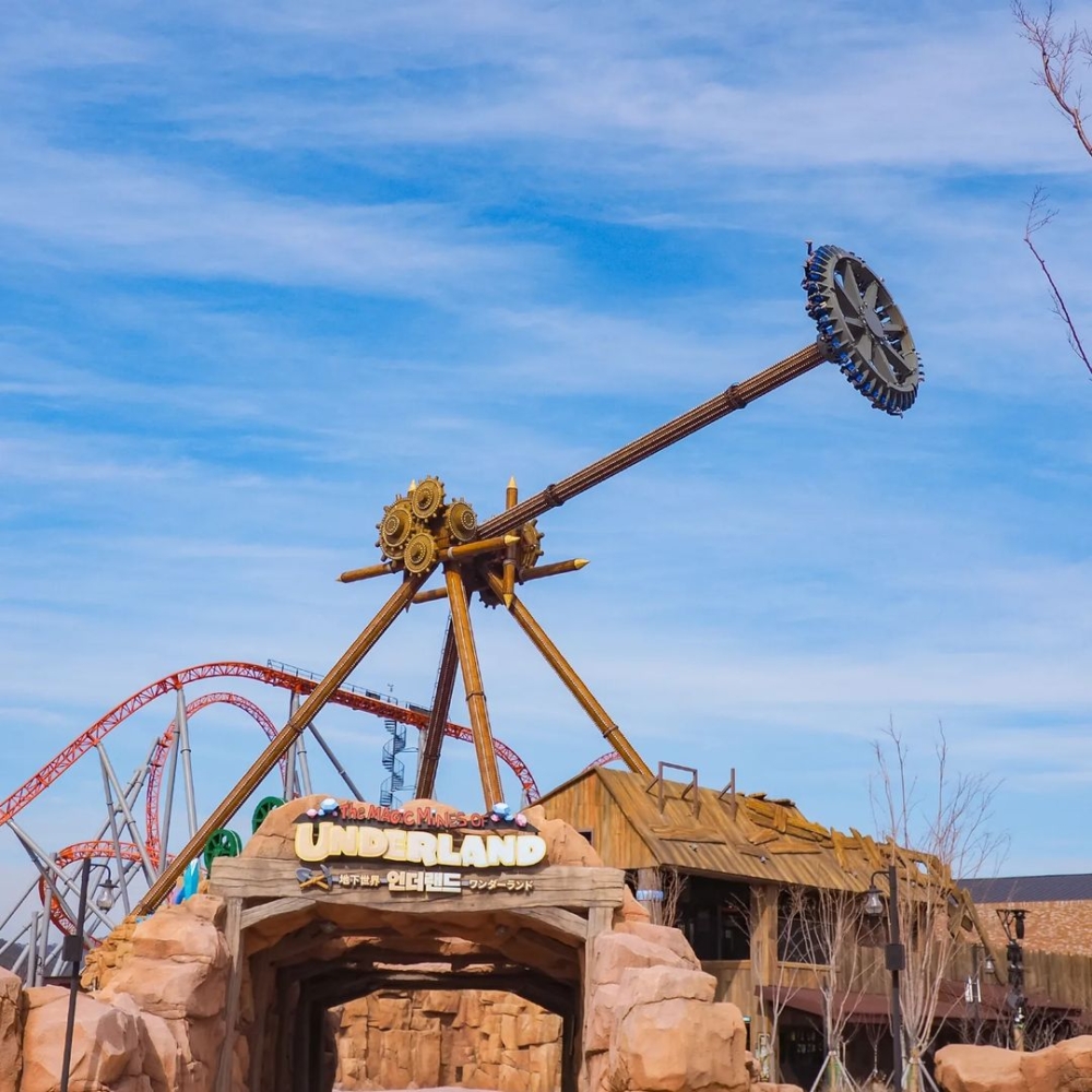 釜山樂天世界超刺激的大鞦韆遊戲設施。