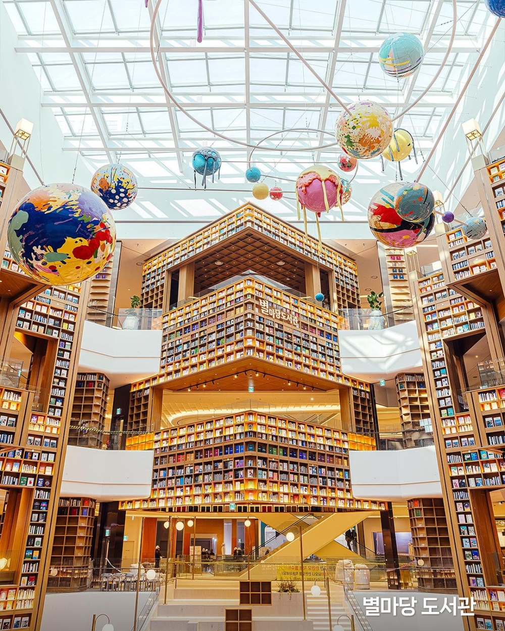 Starfield水原星空圖書館正面非常漂亮,成為人氣打卡熱點。