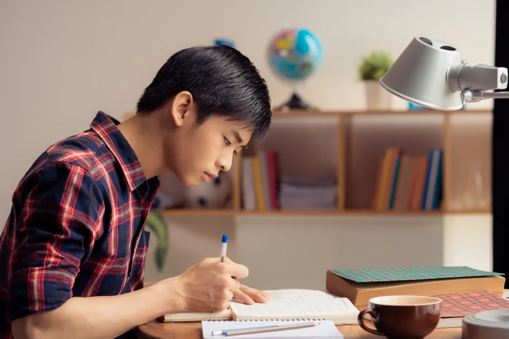 學生可以憑高級文憑繼續升讀大學學士學位。