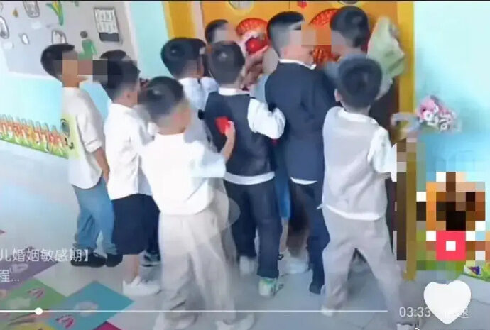 學生手捧花束，與兄弟迎接新娘