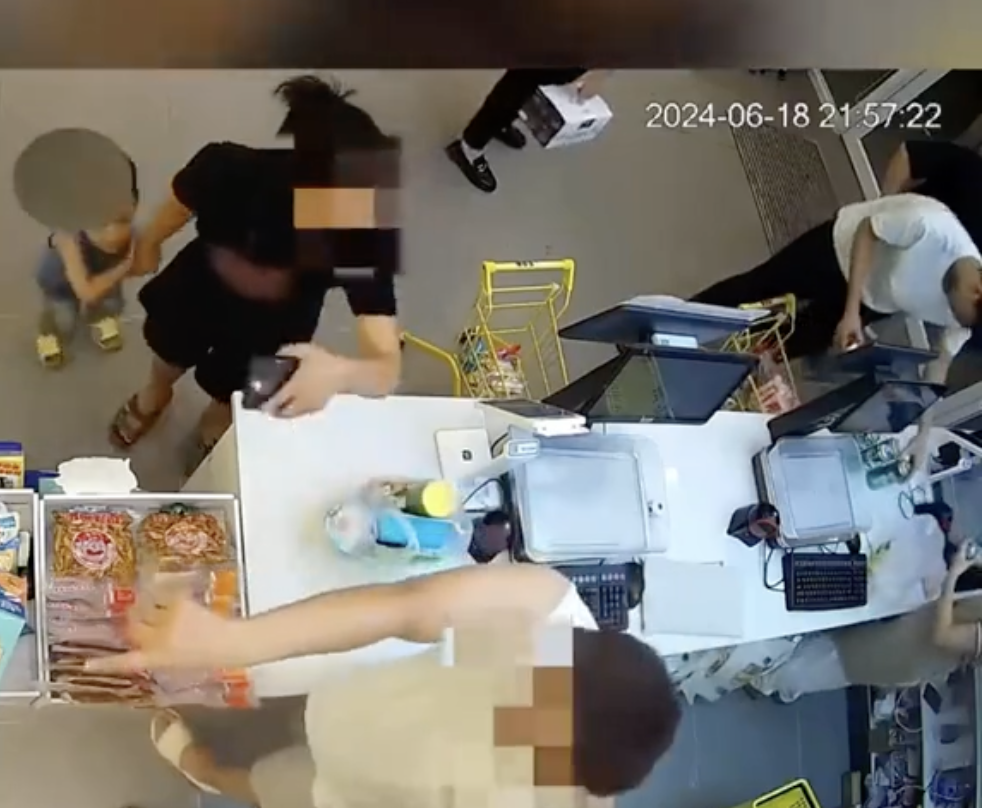 男童媽媽愈講愈失控，一邊講一邊比手畫腳。