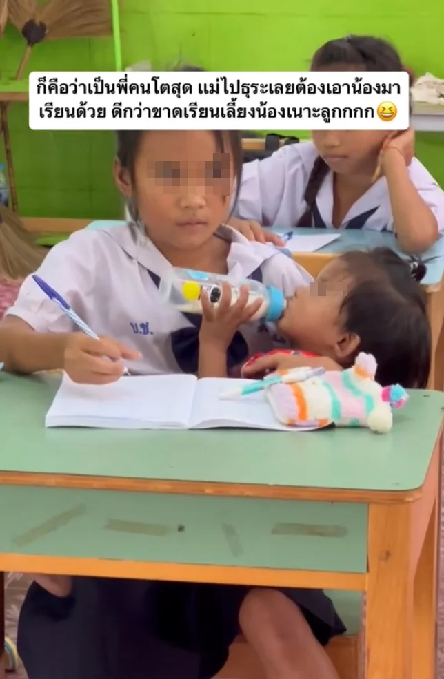 嬰兒安靜地陪伴姐姐上課