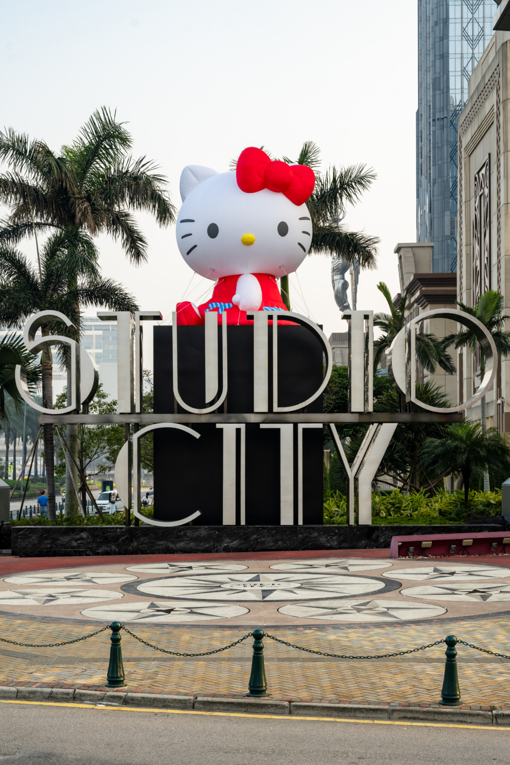 5米高的HELLO KITTY充氣公仔:巨型HELLO KITTY充氣公仔「站在」澳門金光大道新濠影滙入口上迎接大家,入門口前記得打卡啦!