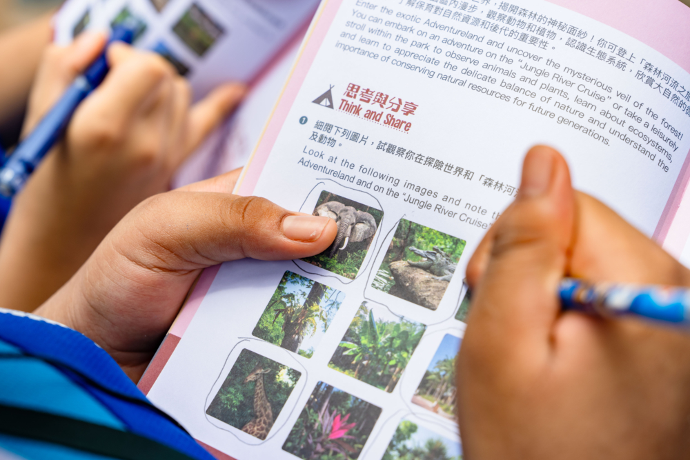 學員會獲得「迪士尼綠識環保考察計劃」學習錦囊一本