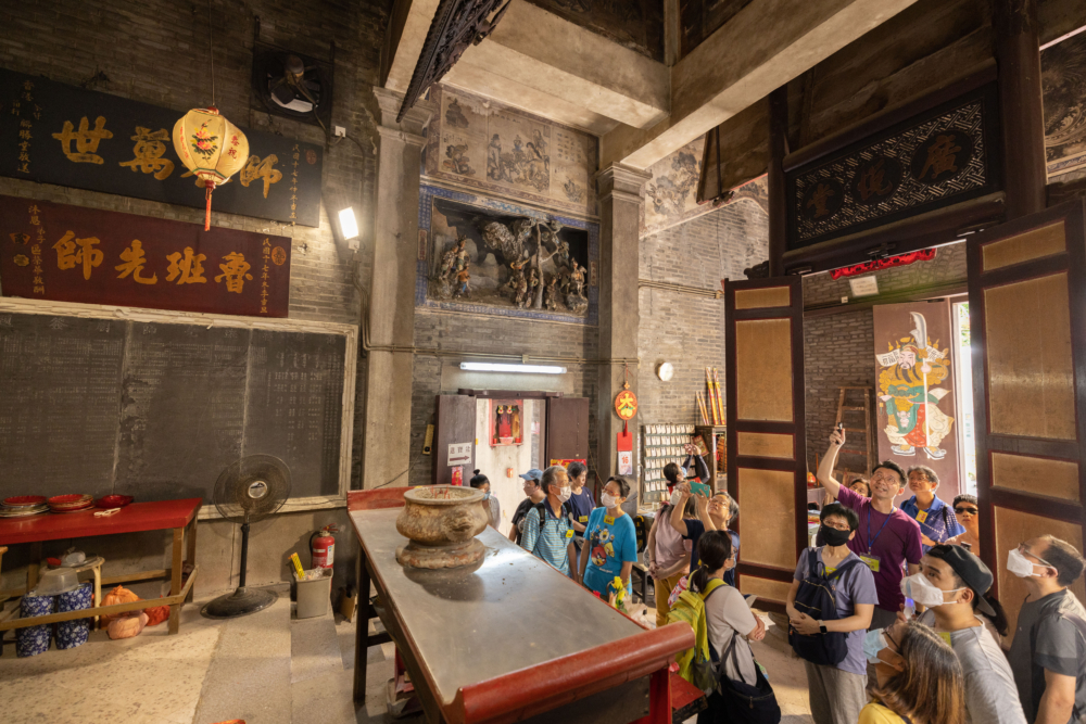 由導師帶領參觀建基 140 周年的魯班先師廟，參加者可親嘗極速拆解魯班鎖的秘技。