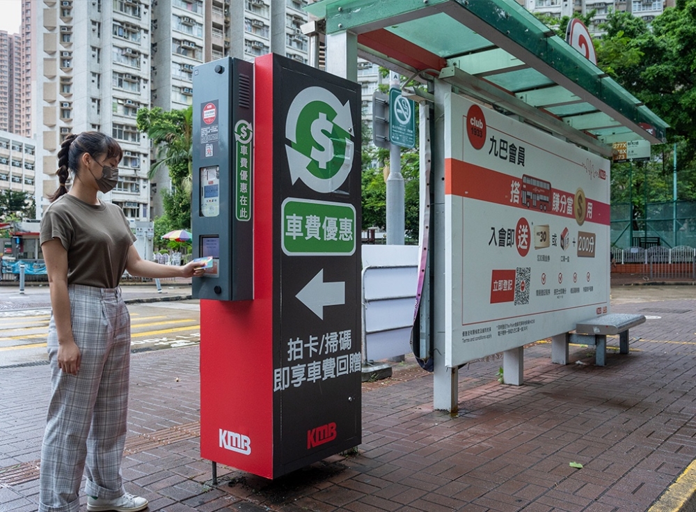 民眾可以搭九巴前往不同的暑假活動。