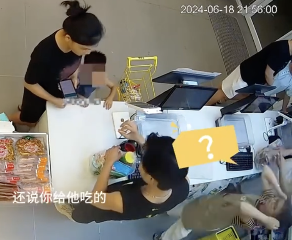 媽媽堅稱糖果是店員送給孩子的。