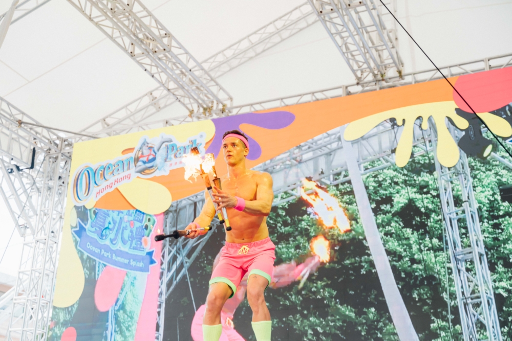 雜技狂人Robert Reddington大展身手，帶來驚喜十足的表演！ 