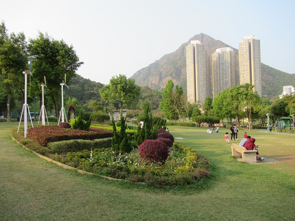公園佔地約6公頃，提供多元化的康樂設施，是觀塘區最大的公園。