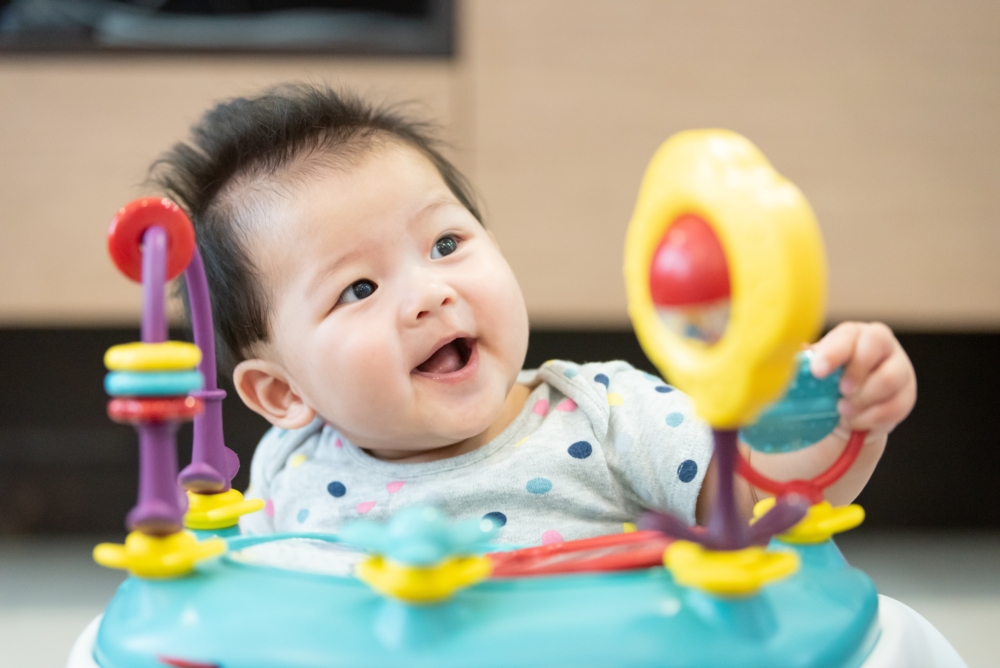 由BB出生起嚮往明亮的環境,到3個月後,對周遭色彩的出現明顯具有一定的分辨能力。