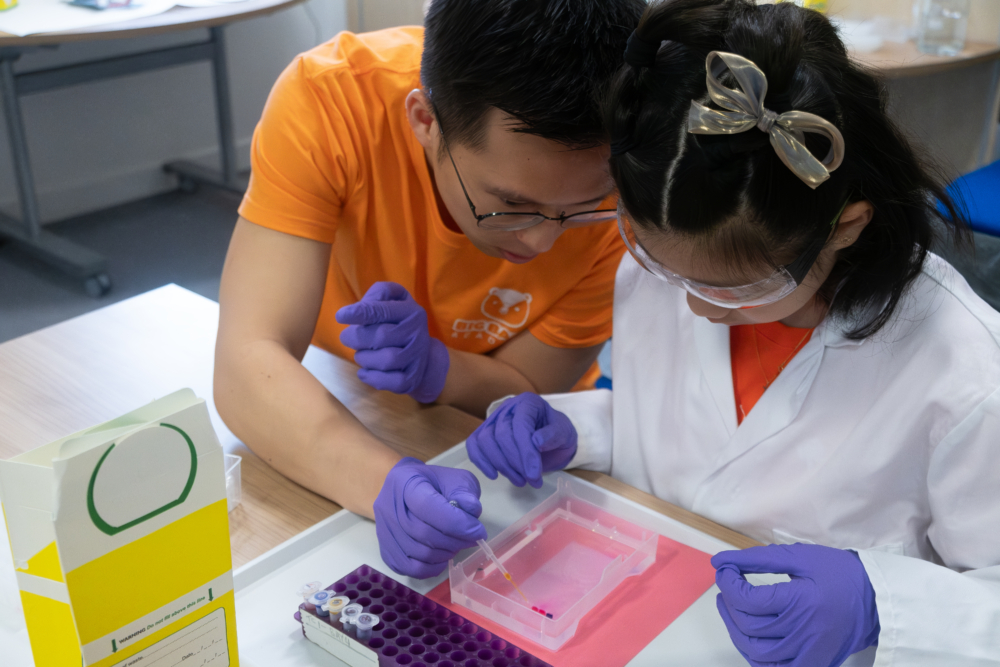 小時候需要長期住院治療，希望長大後能成為醫生，幫助患者