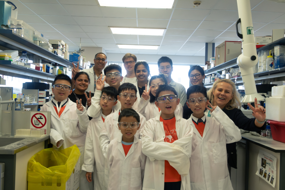 Grace與同學們有機會參觀實驗室、進行科學實驗