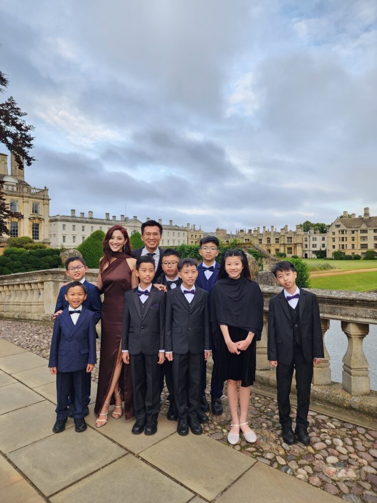 香港小姐冠軍陳凱琳 (左三)，兼任劍橋大學交流團大使