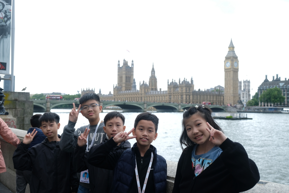 年僅10歲的杜怡諾 (右一)，靠自己努力，獲得到英國交流的機會