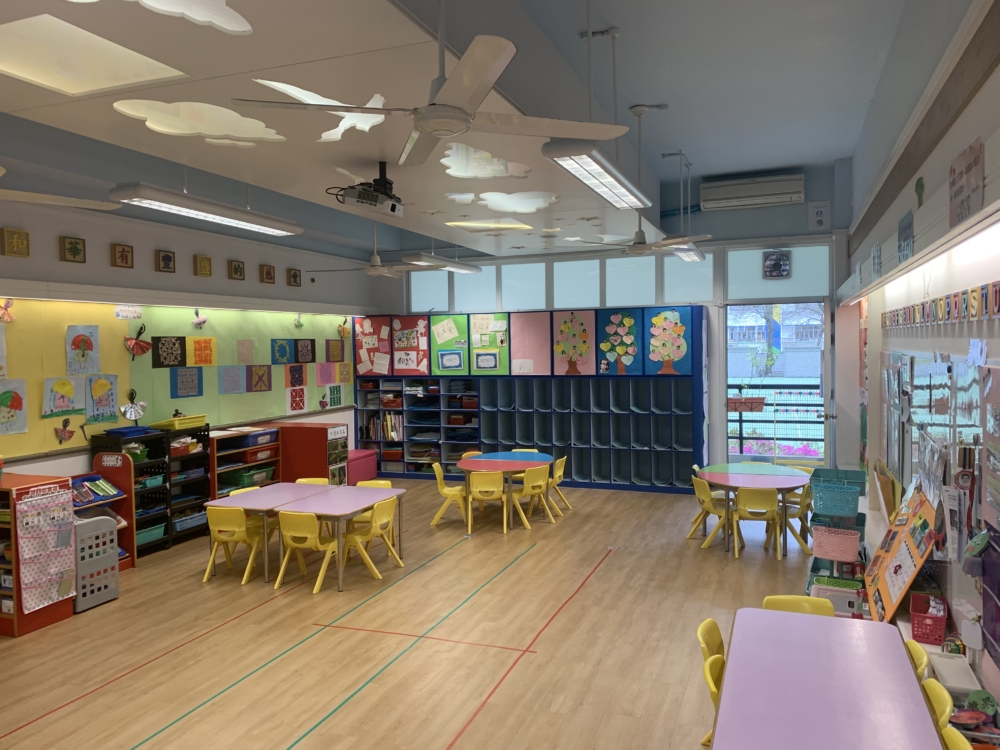 協恩中學附屬幼稚園設有三級,每級各有兩班,每班容額33名